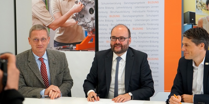 MINT-HUB Sachsen: mehr MINT-Förderung und Berufsorientierung in Schulen Kultusministerium, SCHULEWIRTSCHAFT Sachsen und Wissensfabrik, unterzeichnen Kooperationsvereinbarung - Foto: presseportal.de