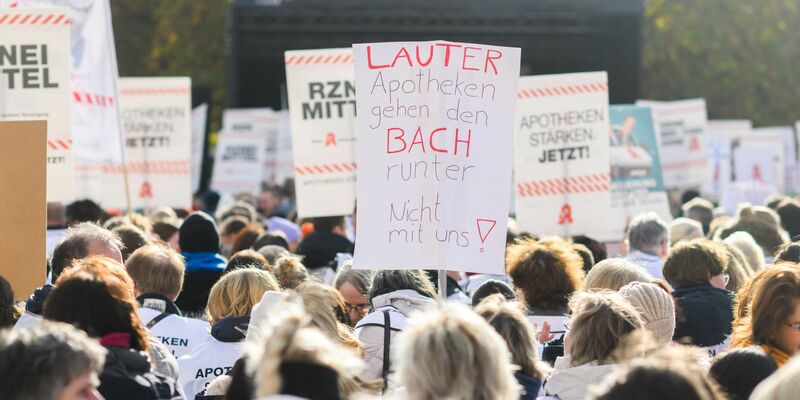 Mit geschlossenen Apotheken in ganz Norddeutschland und einer zentralen Kundgebung in Hannover protestieren Apotheker gegen Einsparungen und stagnierende Honorare. - Foto: Julian Stratenschulte/dpa