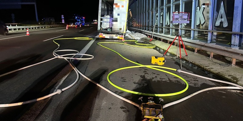 FW Helmstedt: LKW Brand BAB2 Helmstedt Zentrum - Foto: presseportal.de