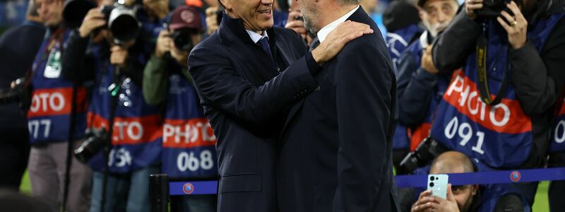Napoli-Coach Rudi Garcia (l) begrüßt Gäste-Trainer Urs Fischer. - Foto: Alessandro Garofalo/LaPresse via ZUMA Press/dpa