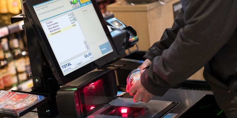 Ob Selbstbedienungskasse oder nicht - der Lebensmitteleinzelhandel sieht keinen signifikanten Unterschied bei der Häufigkeit von Ladendiebstählen. - Foto: Swen Pförtner/dpa