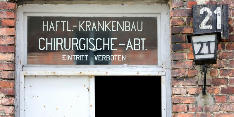 Eine Tür von Block 21 im früheren Konzentrationslager Auschwitz in Oswiecim: Ein Report zeigt die medizinischen Gräueltaten im Nationalsozialismus. - Foto: Jan Woitas/dpa-Zentralbild/dpa