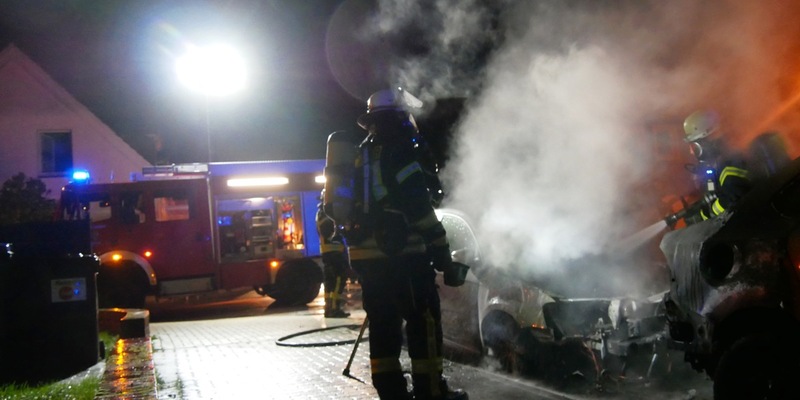 FW Celle: Mehrere brennende Fahrzeuge und Unrat in der Nacht - Foto: presseportal.de