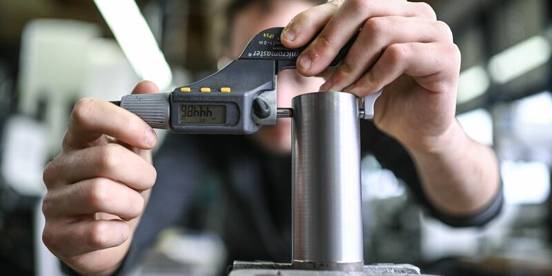 Ein Auszubildender im Metall-Handwerk misst in einem Ausbildungszentrum die Dicke eines Werkstücks. Viele Ausbildungsverträge werden vorzeitig gelöst. - Foto: Felix Kästle/dpa