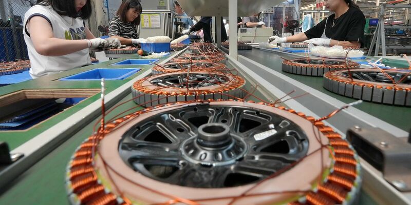 Mitarbeiterinnen arbeiten in der Werkstatt eines Elektrofahrradherstellers in der Lutai-Wirtschaftsentwicklungszone der Stadt Tangshan. - Foto: Yang Shiyao/XinHua/dpa