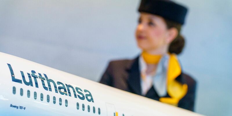 Die Flugbegleitergewerkschaft Ufo fordert 15 Prozent mehr Geld für die Kabinenbeschäftigten der Lufthansa. - Foto: Andreas Arnold/dpa