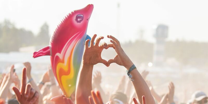 Himmelhoch jauchzend - zu Tode betrübt? Im neuen «Glücksatlas» bewerten die Befragten ihre Zufriedenheit auf einer Skala zwischen 0 und 10 im Schnitt mit 6,92 Punkten (Symbolbild). - Foto: Silas Stein/dpa