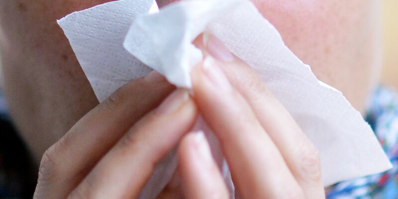 Die Nase läuft: Das RKI nennt als Ursachen für die hohen Krankheitszahlen Erkältungen und die deutlich gestiegene Menge an Corona-Infektionen. - Foto: Maurizio Gambarini/dpa