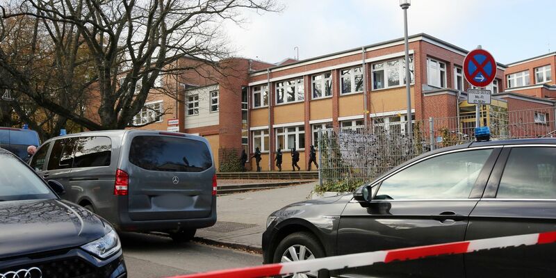 Die Bedrohungslage führte zu einem Großeinsatz der Polizei an der Stadtteilschule Blankenese. - Foto: Bodo Marks/dpa