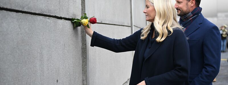 Norwegens Kronprinz Haakon und Kronprinzessin Mette-Marit nehmen in Berlin an der Zentralen Gedenkveranstaltung des 34. Jahrestags des Mauerfalls teil. - Foto: Britta Pedersen/dpa