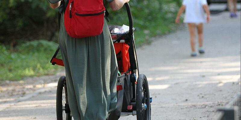 Mutter mit Kind und Kinderwagen (Archiv) - Foto: über dts Nachrichtenagentur