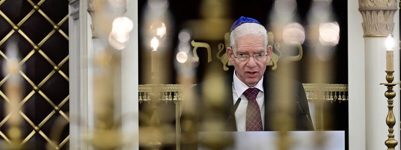 Josef Schuster spricht bei der Gedenkveranstaltung zum 85. Jahrestag der Pogromnacht in der Synagoge Beth Zion. - Foto: John Macdougall/AFP POOL/dpa