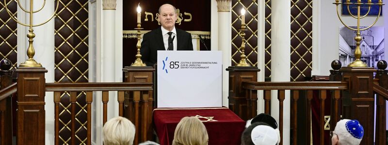 Bundeskanzler Olaf Scholz bei der Gedenkveranstaltung zum 85. Jahrestag der Pogromnacht in der Synagoge Beth Zion - Foto: John Macdougall/AFP POOL/dpa
