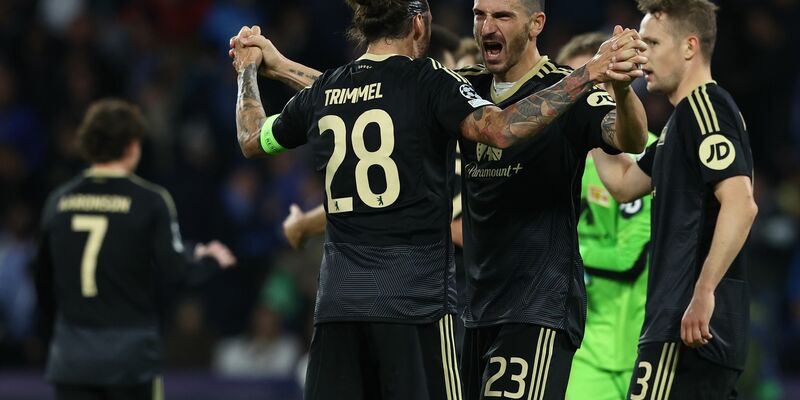 Die Unioner Leonardo Bonucci (M) und Christopher Trimmel (l) feiern das Remis in Neapel. - Foto: Alessandro Garofalo/LaPresse via ZUMA Press/dpa