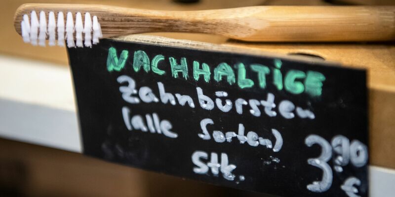 Eine nachhaltige Zahnbürste in einem Unverpackt-Laden: Immer weniger Menschen achten beim Einkauf auf den Aspekt Nachhaltigkeit. - Foto: Sina Schuldt/dpa