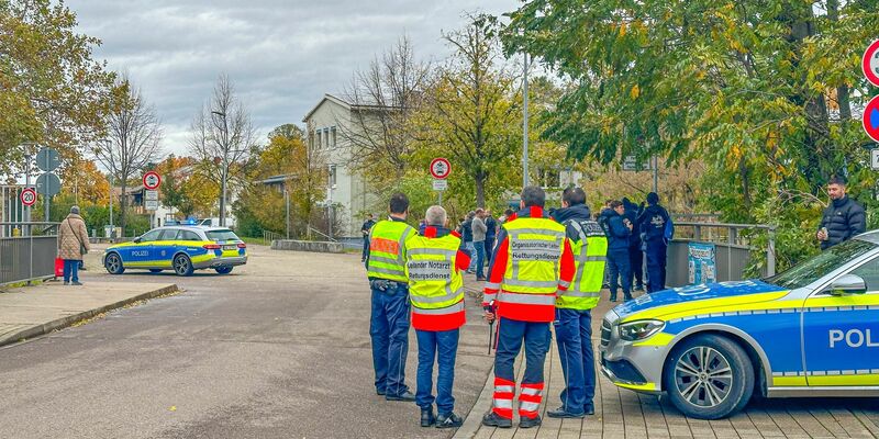 Bei einem Großeinsatz der Polizei an einer Schule wurde ein Tatverdächtiger festgenommen. - Foto: Christina Häußler/Einsatz-Report24/dpa
