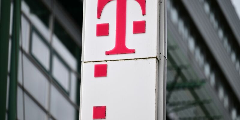 Das Logo der Deutschen Telekom AG: Das Unternehmen hat Zahlen für das dritte Quartal bekanntgegeben. - Foto: Martin Schutt/dpa