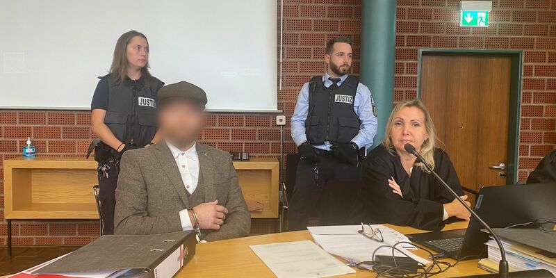 Der Angeklagte muss sich wegen Körperverletzung und Nachstellung mit Todesfolge vor Gericht verantworten. - Foto: Aleksandra Bakmaz/dpa