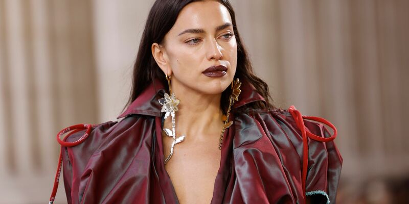 Irina Shayk hasste es als Kind, ein Mädchen zu sein. - Foto: Vianney Le Caer/Invision/AP/dpa