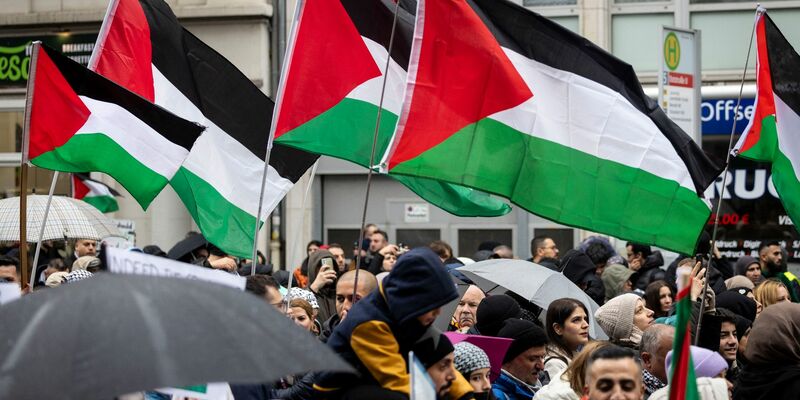 Muslimisch geprägte Staaten bemängelten in Genf die teilweise Einschränkung von propalästinensischen Demonstrationen in Deutschland. Vertreter Katars, Libyens, Ägyptens und anderer Länder erklärten in ihren Wortmeldungen, dass damit das Recht auf Versammlungsfreiheit eingeschränkt werde. - Foto: Christoph Reichwein/dpa