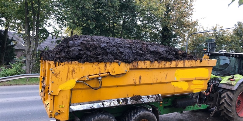 POL-WES: Xanten - Überladener Anhänger - Foto: presseportal.de