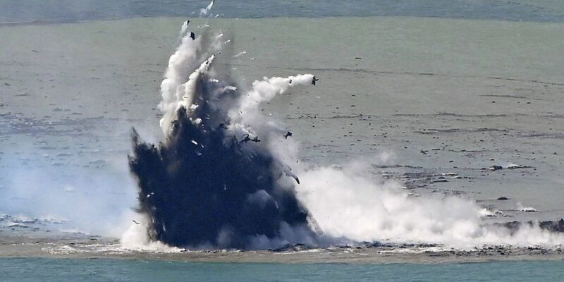 Unweit der Insel Iwoto hat sich nach Ausbruch eines Unterwasservulkans eine neue Insel gebildet. - Foto: Uncredited/Kyodo News/AP/dpa