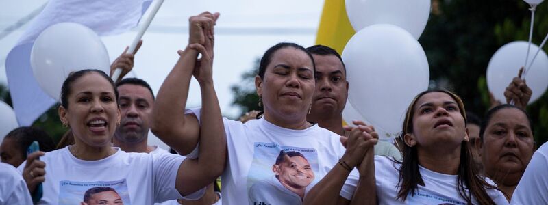 Glückliches Ende: Cilenis Marulanda (M.), Mutter von Luís Diaz, während einer Kundgebung für die Freilassung ihres Mannes Ende Oktober. - Foto: Leo Carrillo/AP/dpa