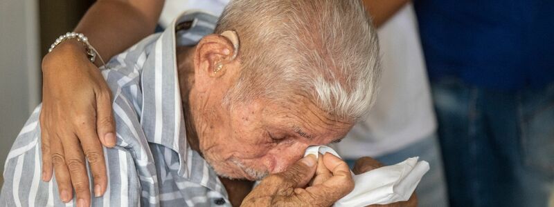Der Vater von Luis Díaz mit Tränen in den Augen, nachdem er die Nachricht erhalten hat, dass er von seinen Entführern freigelassen wird. - Foto: Ivan Valencia/AP/dpa