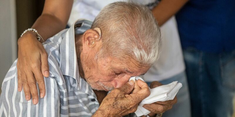 Der Vater von Luis Díaz mit Tränen in den Augen, nachdem er die Nachricht erhalten hat, dass er von seinen Entführern freigelassen wird. - Foto: Ivan Valencia/AP/dpa