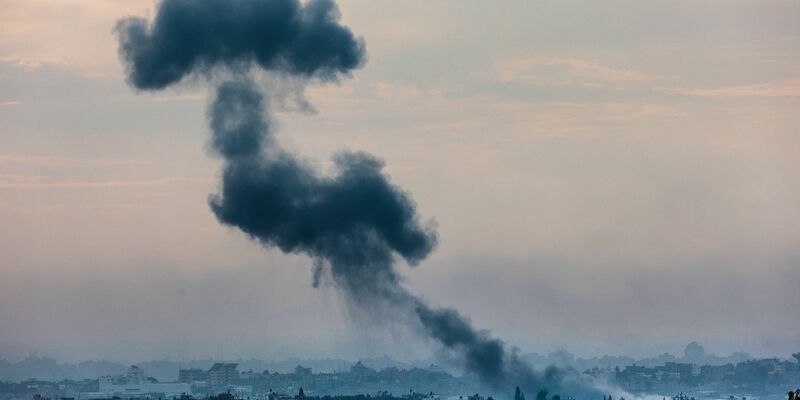 Rauch steigt nach einem israelischen Angriff aus dem Gazastreifen auf. - Foto: Ilia Yefimovich/dpa