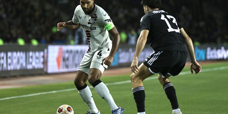 Victor Boniface (vorne) war Leverkusens später Matchwinner in Baku. - Foto: Aziz Karimov/AP/dpa