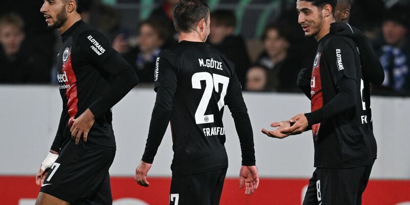 Farès Chaibi (r) erzielte in Helsinki das Frankfurter Tor des Abends. - Foto: Arne Dedert/dpa