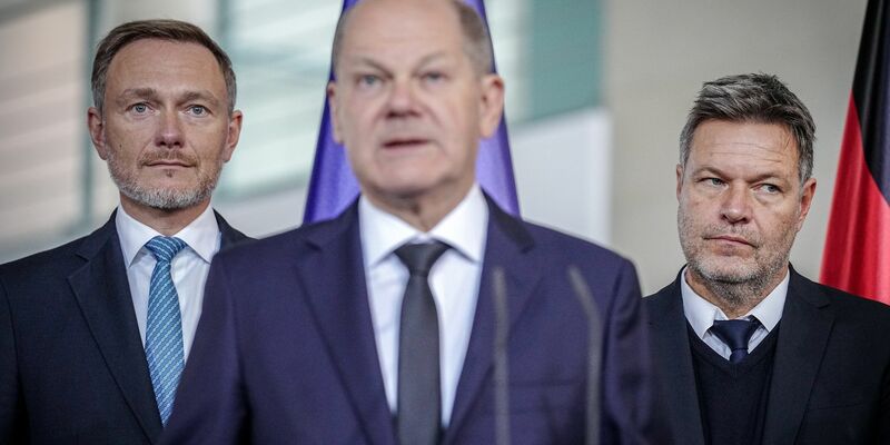 Bundeskanzler Olaf Scholz (M.), Finanzminister Christian Lindner (l.) und Bundeswirtschaftsminister Robert Habeck. - Foto: Kay Nietfeld/dpa