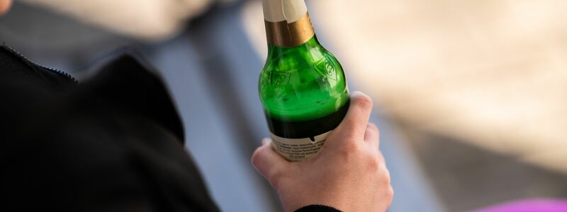 Trotz sinkender Fallzahlen ist das Risiko einer Alkoholvergiftung bei Jugendlichen besonders groß. - Foto: Silas Stein/dpa
