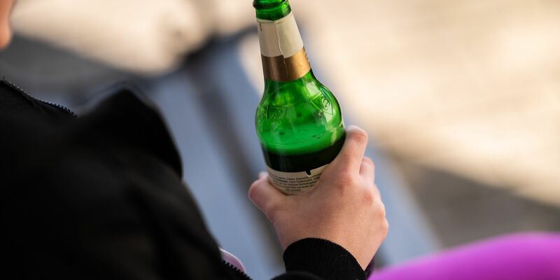 Ausschweifendes Alkohol trinken nimmt laut einer Studie bei jungen Leuten wieder zu. (Archivbild) - Foto: Silas Stein/dpa