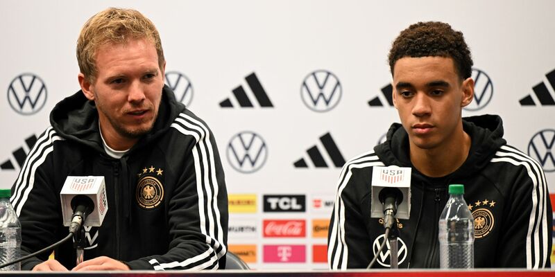 Bundestrainer Julian Nagelsmann (l) muss auf Jamal Musiala verzichten. - Foto: Federico Gambarini/dpa