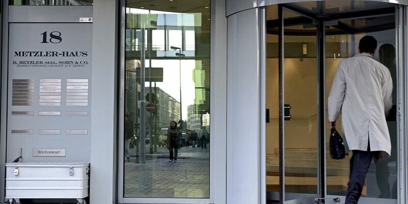 Das Frankfurter Bankhaus Metzler im Jahr 2002. - Foto: Frank May/dpa