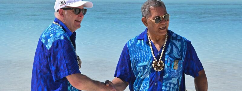 Australiens Premier Anthony Albanese (l.) und Kausea Natano, Premierminister von Tuvalu, beim  Pazifik-Insel-Forum in Aitutaki. - Foto: Mick Tsikas/AAPIMAGE/AP/dpa