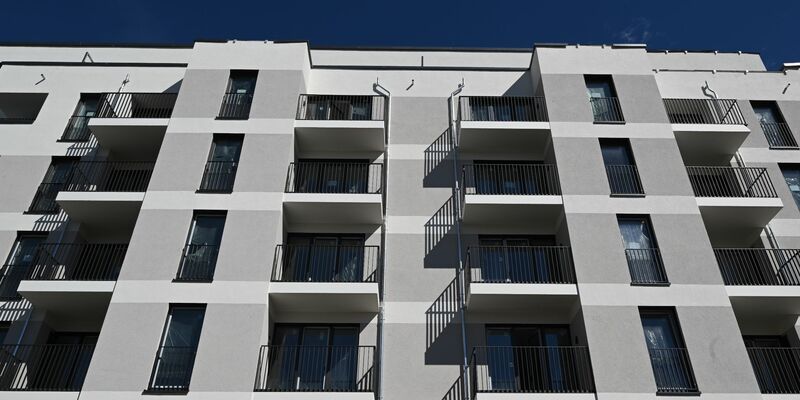 Neu gebaute Wohnungen in der Pistoriusstraße in Berlin: Der Preisverfall bei Häusern und Wohnungen hält an. - Foto: Soeren Stache/dpa