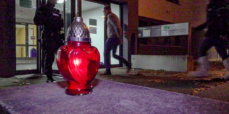 Nach dem Schusswaffenangriff an der Waldbachschule im badischen Offenburg sind Kriminalpolizisten im Einsatz. - Foto: Einsatz-Report24/