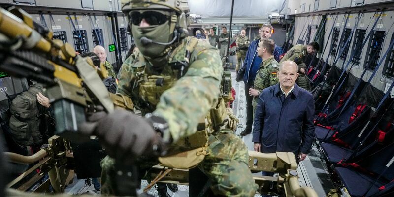Bundeskanzler Olaf Scholz während einer Fähigkeitsdemonstration der Territorialen Verfügungsgruppe auf dem Militärflughafen Köln-Wahn. - Foto: Kay Nietfeld/dpa-POOL/dpa