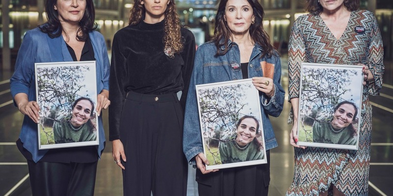 Schauspielerin Iris Berben, CSU-Politikerin Dorothee Bär und Menschenrechtlerin Düzen Tekkal übernehmen Patenschaft für deutsche Hamas-Geisel Yarden Romann (36) - Foto: presseportal.de