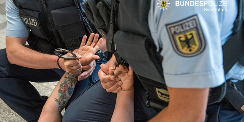 Bundespolizeidirektion München: Renitenter Bahnkunde beißt Polizisten / Streit über Abo-Kündigung eskaliert - Foto: presseportal.de