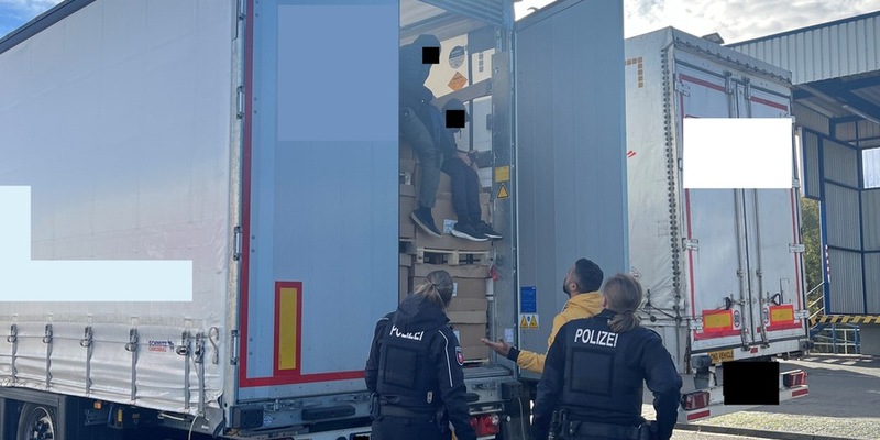 HZA-BS: Gemeinsame Pressemitteilung des Hauptzollamts Braunschweig und der Polizeiinspektionen Braunschweig und Wolfsburg/Helmstedt: Das Zollamt Helmstedt-Autobahn entdeckt illegal Einreisende in einem LKW - Foto: presseportal.de