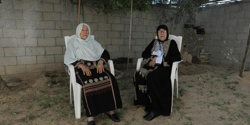 Dalal al-Nadschi (l.) und ihre Schwester Naema al-Nadschi in Dair al-Balah. - Foto: Rizek Drimly/-/dpa