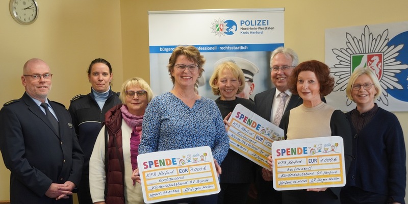 POL-HF: LPO Spendenübergabe - Behördenleitung übergibt 3000.- Euro an Kinderschutzbund - Foto: presseportal.de