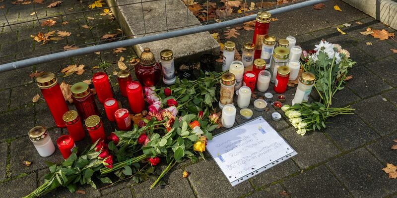 Blumen und Kerzen liegen vor der Waldbachschule in Offenburg. Die Sonderkommission «Mühlbach» ermittelt in dem Fall. - Foto: Philipp von Ditfurth/dpa
