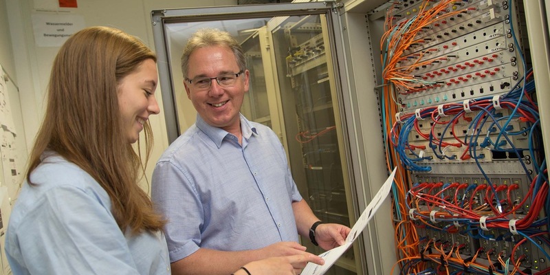 Stabil auf hohem Niveau: Ausbildung in der Chemiebranche / Steigendes Angebot an Ausbildungsplätzen und hervorragende Übernahmechancen - Foto: presseportal.de