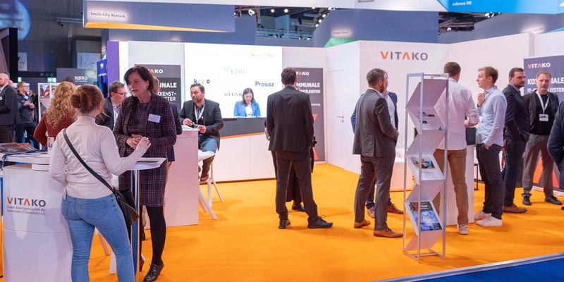 Verwaltungsdigitalisierung im Fokus: VITAKO, Bundes-Arbeitsgemeinschaft der Kommunalen IT-Dienstleister, überzeugt mit Dialogveranstaltungen und Gemeinschaftsstand bei Smart Country Convention 2023 - Foto: presseportal.de