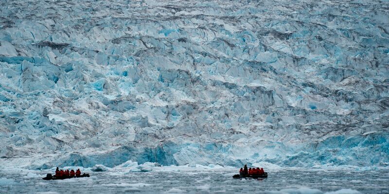 Ewiges Eis im Scoresby Sund? Die Gletscher Grönlands schmelzen einer Studie zufolge mit erhöhtem Tempo. - Foto: Chris Szagola/AP/dpa